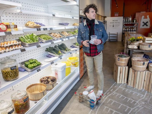 Sean Van Doornum compra productos en Precycle, una tienda de comestibles sin desperdicios, en el barrio de Bushwick en Brooklyn, Nueva York. Los clientes traen contenedores para comprar artículos.