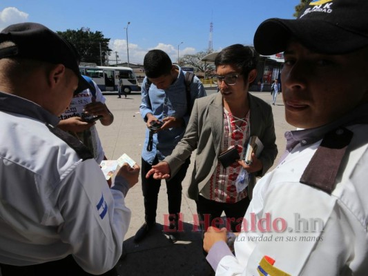 FOTOS: Estudiantes se las ingenian para ingresar a la UNAH con nueva medida de presentar carné
