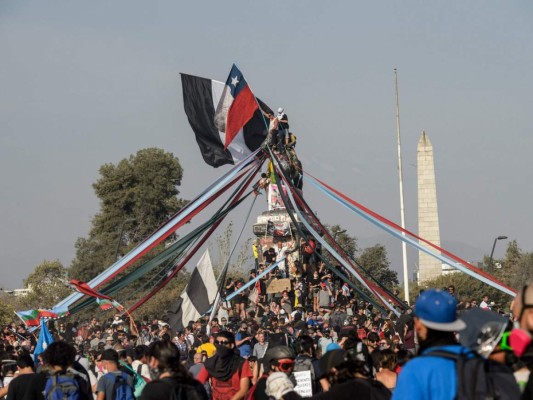 Revuelta social sigue en Chile con potentes protestas en Santiago (FOTOS)