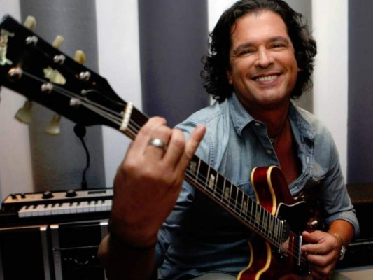 Carlos Vives realiza conmovedor homenaje al equipo Chapecoense durante concierto