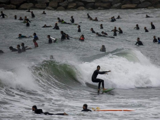 Pese advertencia sobre peligros de reapertura, españoles salen a las calles