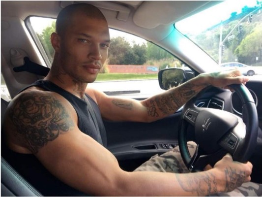 El exconvicto más guapo del mundo presume sus lujosas pertenencias