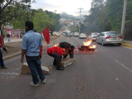 Enormes piedras obstaculizaron calles de la capital durante tomas de la Alianza de Oposición