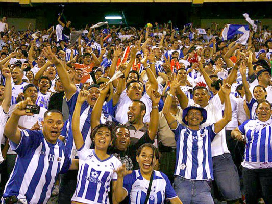 Fenafuth prohibe mantas alusivas a política en estadio Olímpico