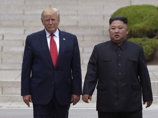 En junio de 2019 el presidente Donald Trump, a la izquierda, se reunió con el gobernante norcoreano Kim Jong Un en la parte fronteriza norcoreana en la aldea de Panmunjom, en la Zona Desmilitarizada. Foto: Agencia AP.