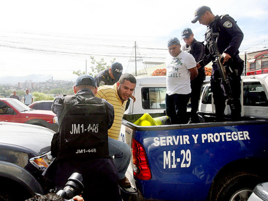 A la Penitenciaría policía y civil capturados con armas y carro blindado