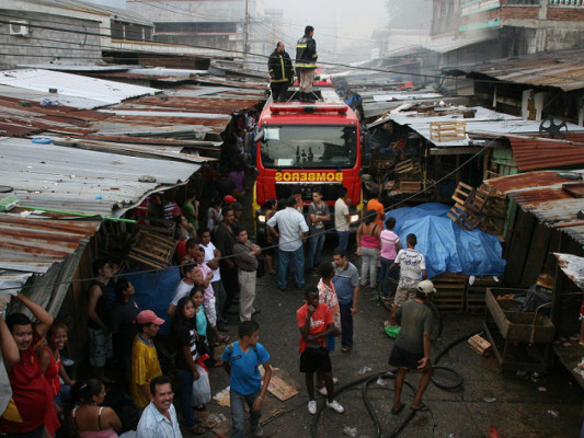 Incendio consume seis bodegas del mercado Medina