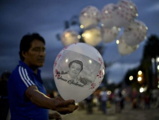 Latinoamérica lamenta y llora la muerte de Juan Gabriel, 'El Divo de Juárez'