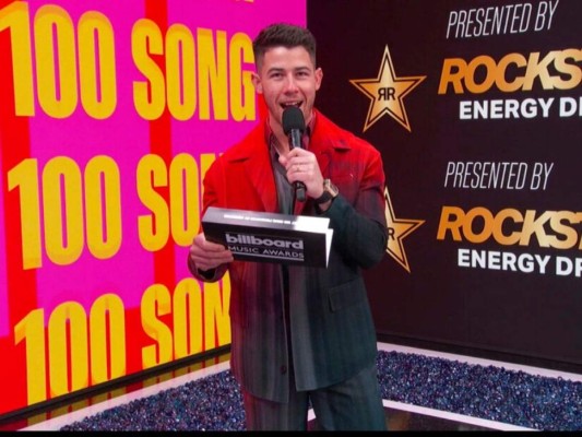 Nick Jonas presenta el premio al mejor artista Hot 100 durante la ceremonia de los Premios Billboard de la Música, el domingo 23 de mayo de 2021. FOTO: AP