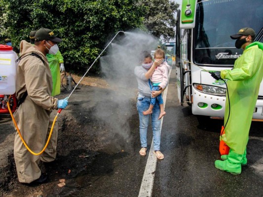 'Nos cuesta un poquito' evitar besos y abrazos, dicen los efusivos venezolanos