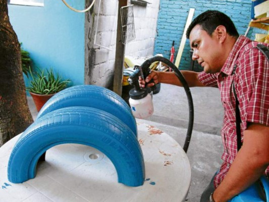 Instalan fábrica de muebles de llantas usadas en el sur