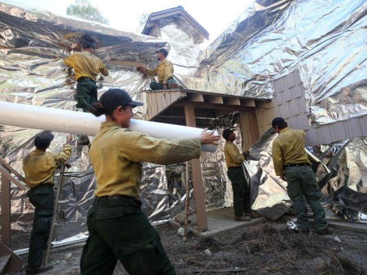 Las imágenes más impactantes del incendio Bobcat que arrasa California