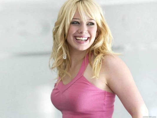 Hilary Duff muestra espectacular cuerpazo en rodaje de video musical