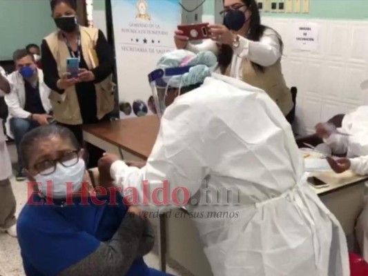 Los rostros del personal de salud que ya recibieron la primera dosis de vacuna contra covid-19 (FOTOS)