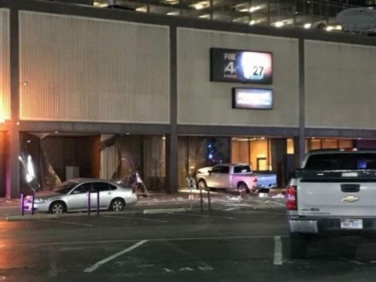 Supuesto atentado: Hombre estrella su vehículo en los estudios Fox 4 en Dallas, Texas