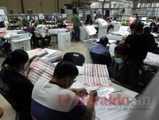 En el Centro Logístico Electoral se continuaba el lunes 12 de abril con la resolución de impugnaciones. Foto: El Heraldo