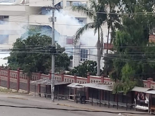 Caos, gas lacrimógeno y quema de llantas: fotos de los disturbios en UNAH