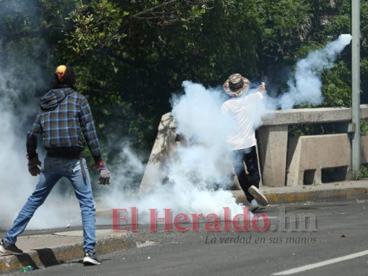 FOTOS: Protestas frente a la UNAH para exigir renuncia de Juan Orlando