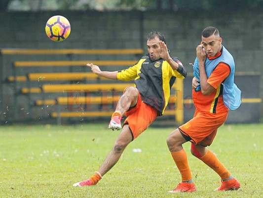 Real España tras ganar la final de ida a Motagua, calienta para el juego de vuelta en Tegucigalpa