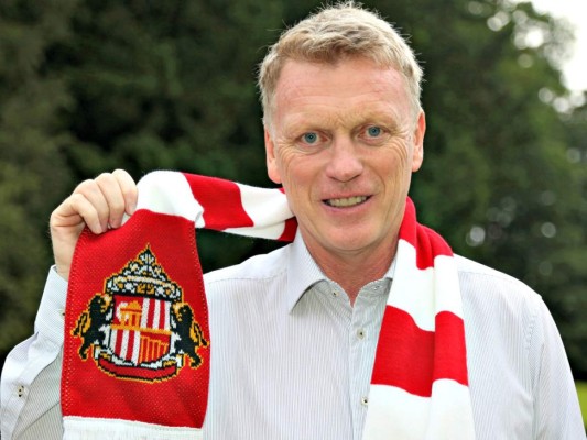 Técnico de Sunderland David Moyes ofrece bogetadas a una periodista y luego se disculpa