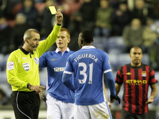 Mano polémica de Maynor en caída ante el líder Manchester City