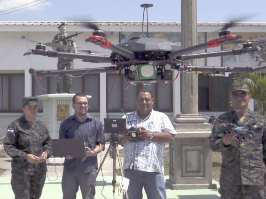 Los ingenieros Covia Fugón, Davis Flores y León Rojas, junto al coronel Calixto Tejada, muestran los drones elaborados.