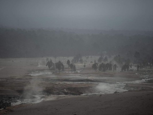 Barro, cenizas y desolación a la sombra del volcán Semeru en Indonesia (Fotos)