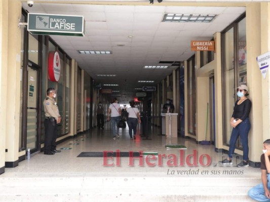 Capitalinos abarrotan el casco histórico en primer día de la reapertura