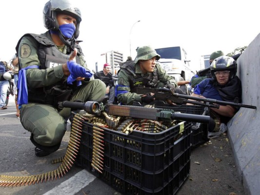 Fotos: Fuego, disparos y zozobra entre venezolanos por jornada de protestas