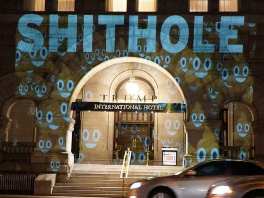 'Este lugar es una mierda', proyectan sobre un hotel Trump en EEUU