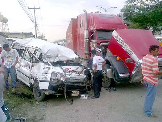 Un muerto y cinco heridos en choque entre rastra y bus rapidito