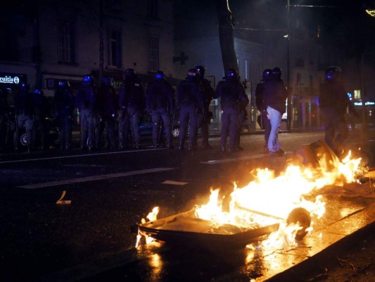 FOTOS: Caos y destrucción en París tras otro día de protestas de los chalecos amarillos