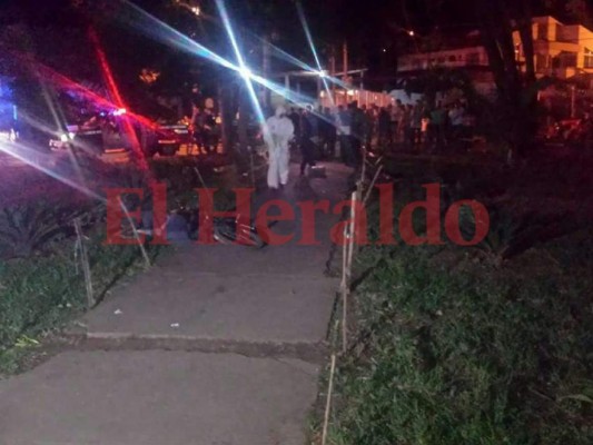 Trasladan a la morgue los cuerpos de dos asesinados la noche del miércoles en Olancho