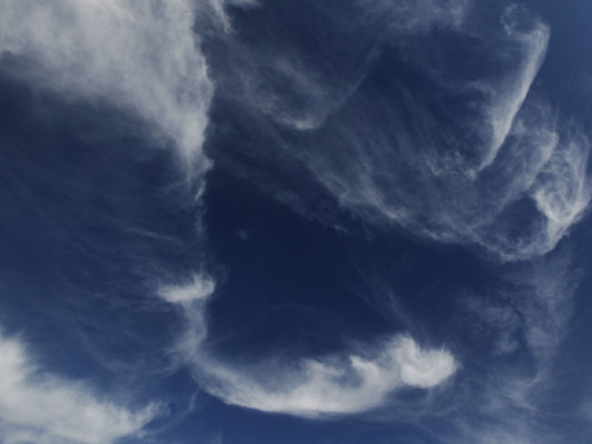 Formaciones naturales que flotan en el cielo