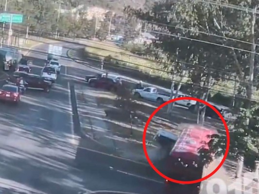 VIDEO: Así fue el impactante choque entre bus y camión en el anillo periférico