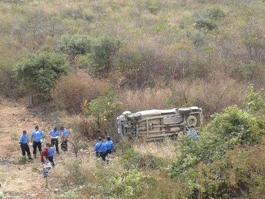 Honduras: Un muerto y varios heridos deja volcamiento de vehículo en carretera a oriente
