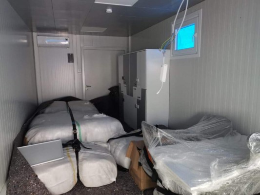 FOTOS: Así avanza la inspección de los 78 contenedores con hospitales móviles