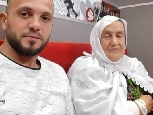 Imagen viral: Joven escaló hospital para ver últimos momentos de su madre