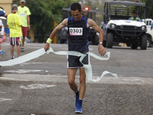 Maratón: Agentes de Tránsito corren 'a exceso de velocidad'