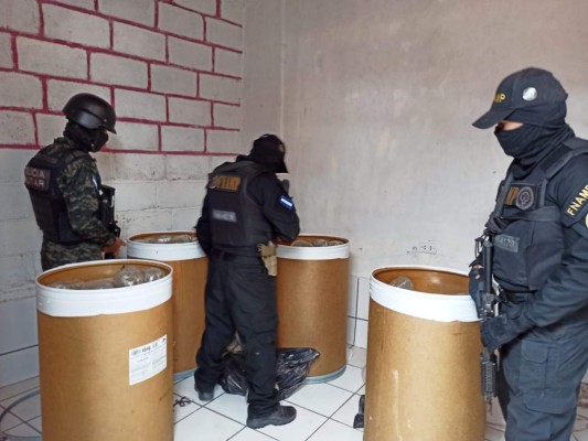 Así fue el millonario decomiso de droga dentro de barriles en El Pedregal