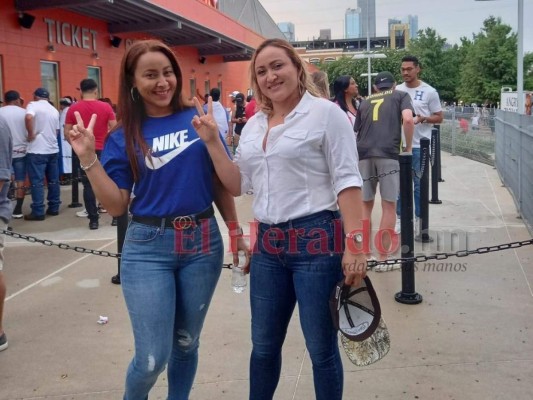 Las bellezas catrachas en el BBVA Compass para el Honduras-Granada