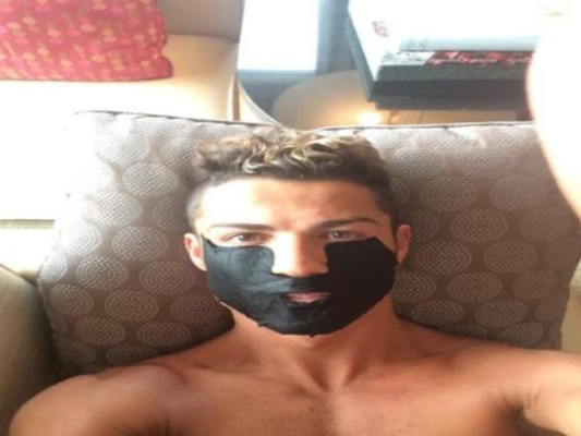 &nbsp;Cristiano Ronaldo se tomó selfie con una curiosa máscara