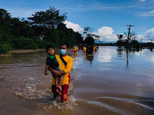 ¡Emotivos! Rescates de los Bomberos que sacaron lágrimas a Honduras en medio del desastre