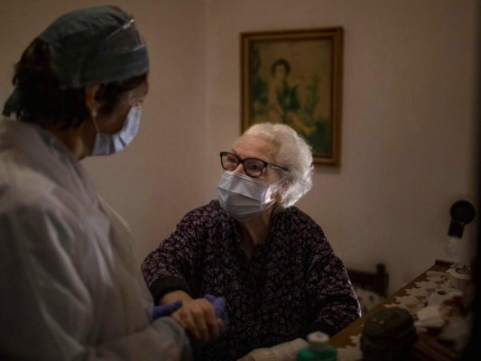 13 imágenes de la difícil lucha de los ancianos contra el coronavirus