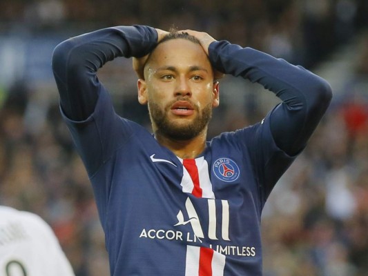 Simple amonestación para Neymar por golpear a un hincha