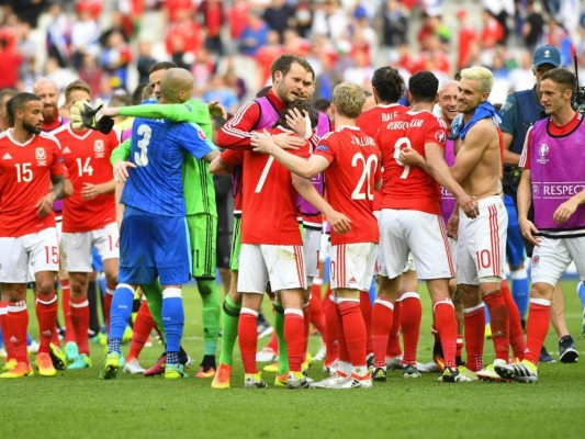 Con triunfo ante Eslovaquia (2-1), Bale lidera a Gales al primer triunfo en Eurocopa