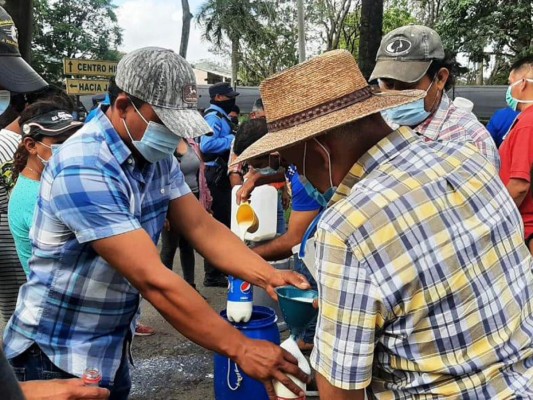 Acuerdan aumento de 2 lempiras al litro de leche en corral