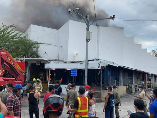 Dramáticas fotos del incendio en el mercado Guamilito, icónico en San Pedro Sula