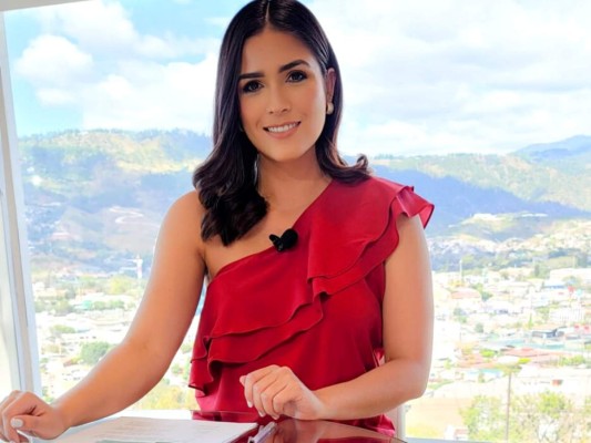 Andrea Hernández, la presentadora hondureña que pone en apuros a los funcionarios con sus preguntas