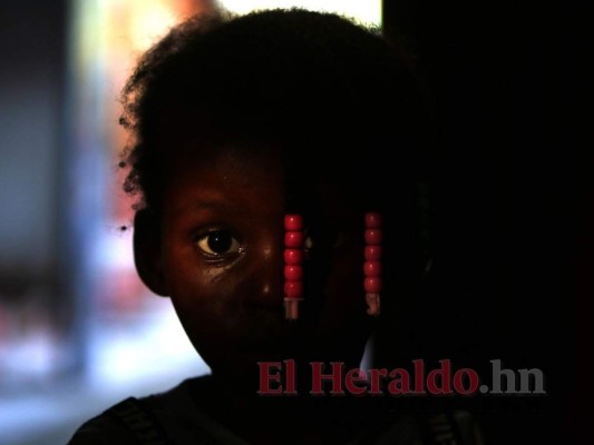 Los niños y las niñas recorren con sus padres la dura travesía que representa Honduras. Están cada vez más cerca de su destino, Estados Unidos, pero recorren un camino de tormentos. Foto: Johny Magallanes / EL HERALDO.